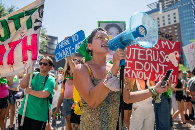 Ativistas e apoiadores dos direitos ao aborto, marcham do lado de fora do Centro de Convenções de Austin, onde a American Freedom Tour com o ex-presidente Donald Trump está sendo realizada em 14 de maio de 2022 em Austin, Texas. Ativistas e apoiadores dos direitos ao aborto, marcham do lado de fora do Centro de Convenções de Austin, onde a American Freedom Tour com o ex-presidente Donald Trump está sendo realizada em 14 de maio de 2022 em Austin, Texas.