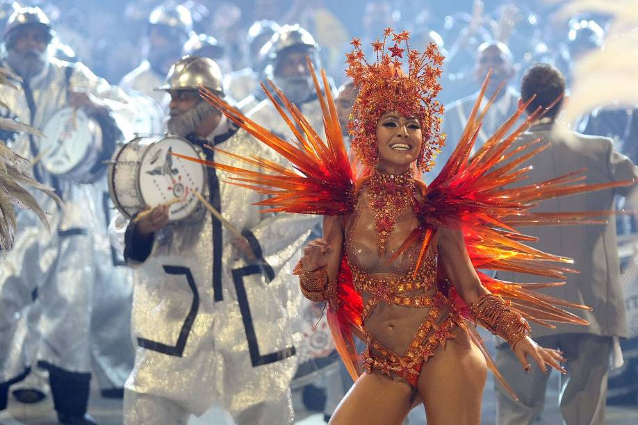 Sabrina Sato desfilando pela Gaviões da Fiel, no Carnaval de 2012, em São Paulo.