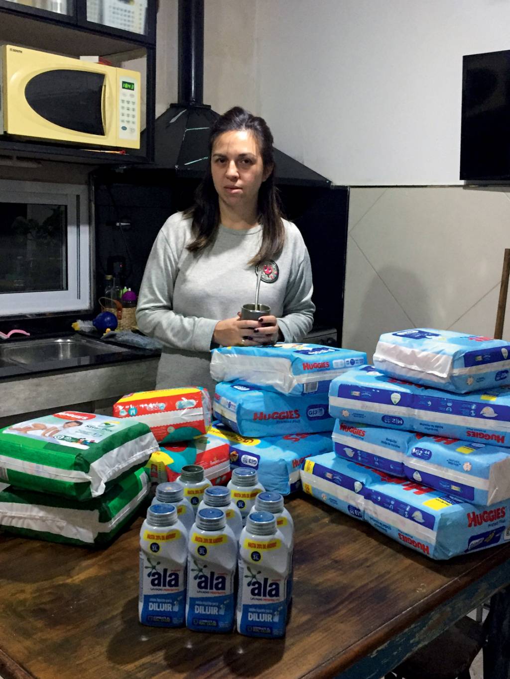 Sabrina Constanza, Pañales_2845.JPG CAÇADORA DE OFERTAS - A vendedora Sabrina Cabrera Carrizo vive correndo atrás de preços baixos para fazer estoque de produtos, como sabão líquido e fraldas. “Estamos desprotegidos e isso é angustiante”, desabafa. -