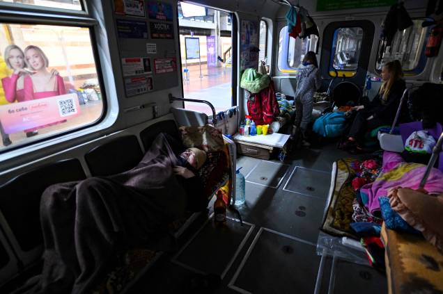 Um homem dorme em um vagão de metrô, numa estação usada como abrigo antiaéreo em Kiev. Um homem dorme em um vagão de metrô, numa estação usada como abrigo antiaéreo em Kiev.