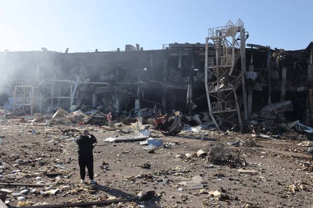 Um homem tira fotos do centro comercial e de entretenimento na cidade ucraniana de Odessa, no Mar Negro, em 10 de maio de 2022, destruído após o ataque de mísseis russos no final de 9 de maio de 2022. Um homem tira fotos do centro comercial e de entretenimento na cidade ucraniana de Odessa, no Mar Negro, em 10 de maio de 2022, destruído após o ataque de mísseis russos no final de 9 de maio de 2022.