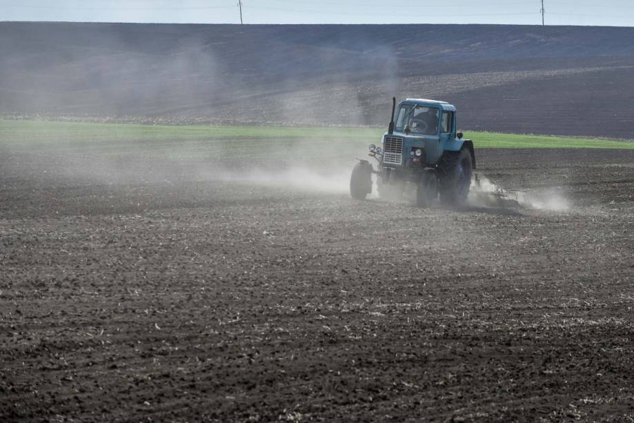 Um trator arando o campo, na região de Khmelnytsky, Ucrânia, 02 de maio de 2022. O impacto da invasão russa da Ucrânia fez com que os preços dos alimentos subissem em todo o mundo, principalmente cereais e farinha, já que a Ucrânia é um grande fornecedor de trigo e milho.