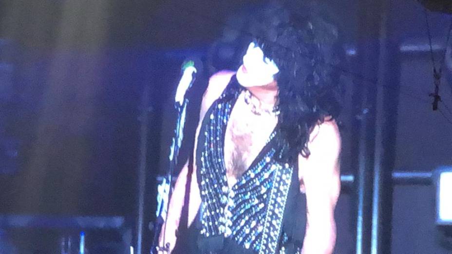 Paul Stanley observa um grilo que pousou no microfone durante o show do Kiss em São Paulo em 30/04/2022