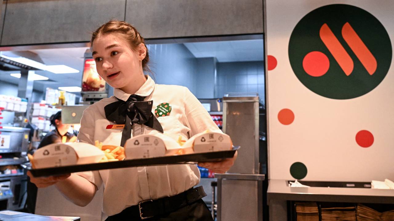 Lojas do McDonald's reabrem na Rússia com novo nome (12/06/2022)