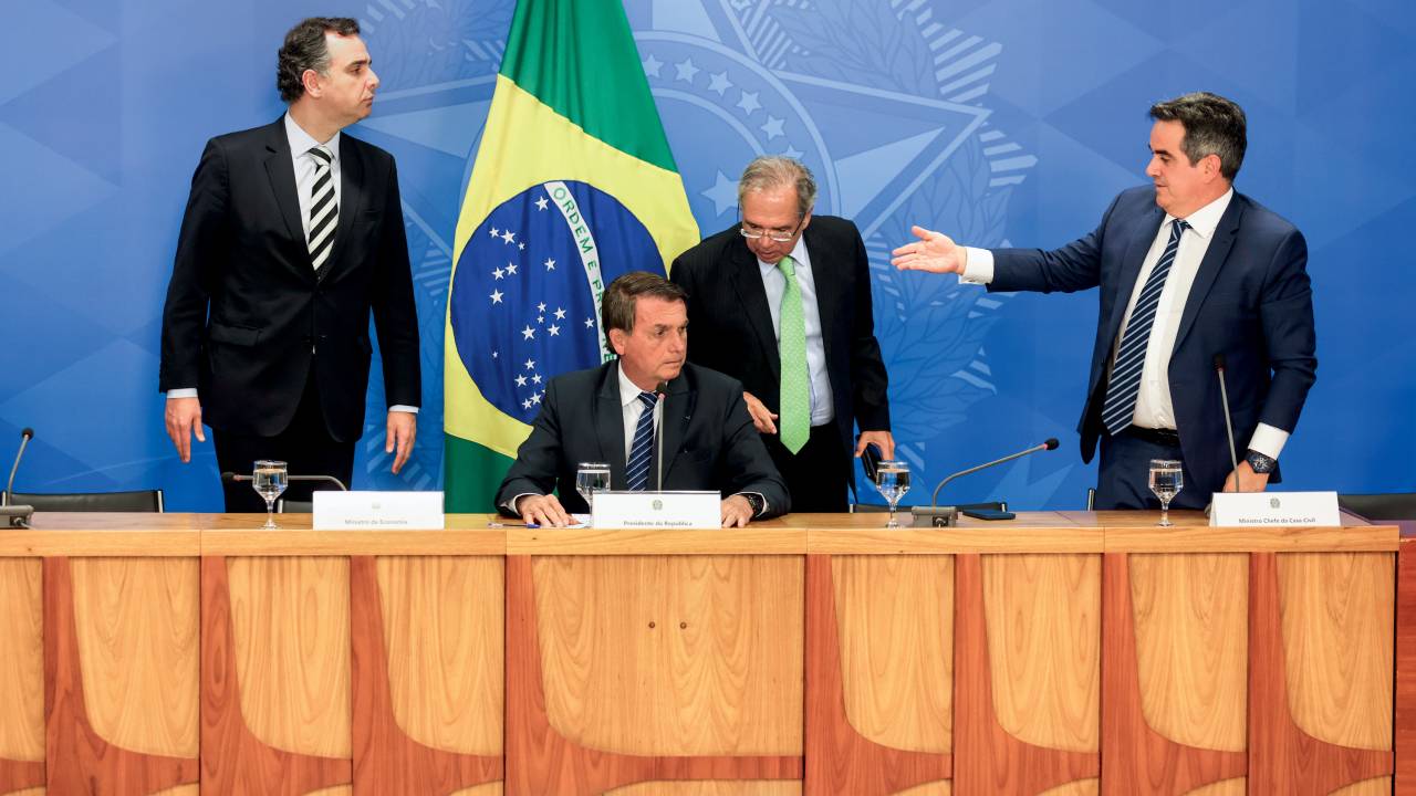 PRESSÃO - Jair Bolsonaro em seu anúncio: tentativa de convencer o eleitor de que ele faz o que pode, mas o sistema atrapalha -