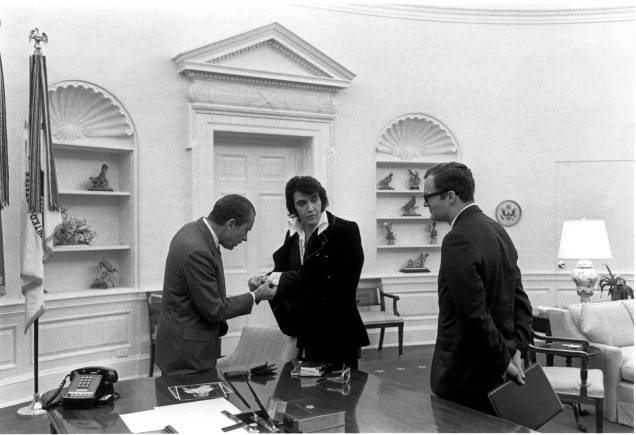 O presidente dos EUA Richard M. Nixon, recebe na Casa Branca o astro do rock Elvis Presley, em 21/12/1970. O presidente dos EUA Richard M. Nixon, recebe na Casa Branca o astro do rock Elvis Presley, em 21/12/1970.