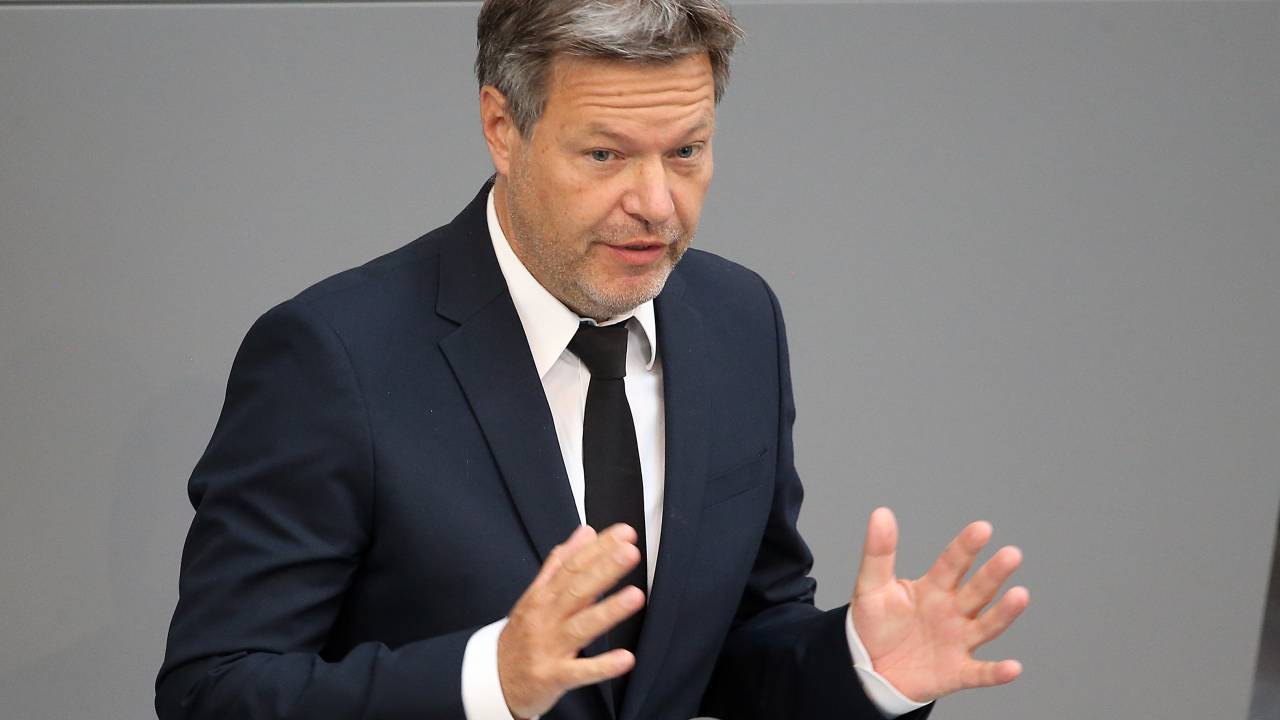 Rússia,02 June 2022, Berlin: Robert Habeck (Bündnis90/Grüne), Federal Minister of Economics, speaks during the debate on the budget of the Federal Ministry of Economics and Climate Protection in the plenary session in the German Bundestag. Before the 2022 federal budget is voted on Friday (03.06.2022), the budgets of the individual departments are debated during the so-called budget week in the days before. Photo: Wolfgang Kumm/dpa (Photo by Wolfgang Kumm/picture alliance via Getty Images)