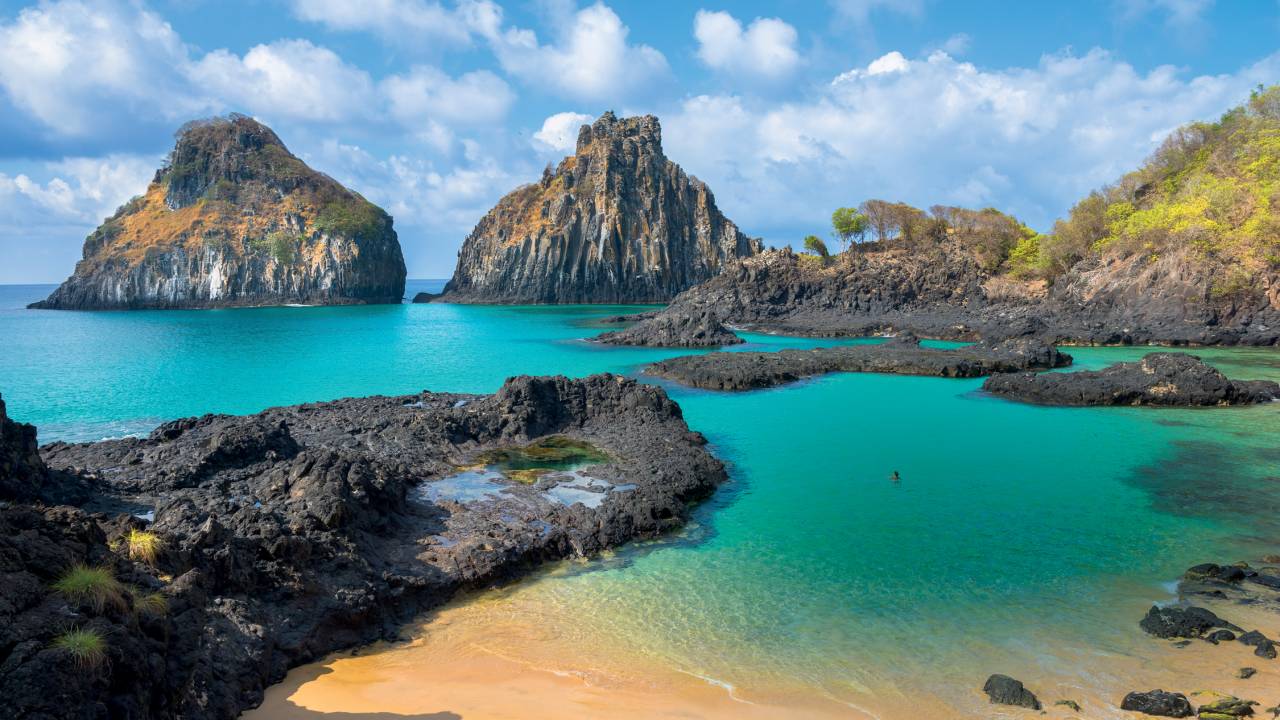 PARAÍSO - Biodiversidade: com 21 ilhas, ilhotas e rochedos, este pequeno paraíso é Patrimônio da Humanidade -
