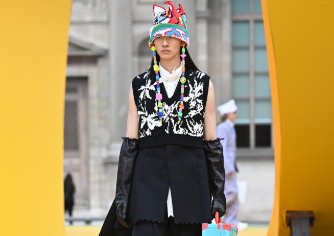 Cores e elementos lúdicos marcam a moda masculina de Paris e Milão