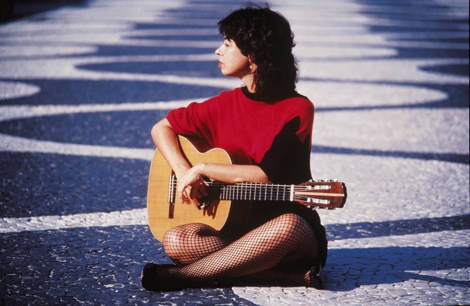 Cantora Nara Leão no calçadão da praia de Copacabana, Rio de Janeiro, anos 80.