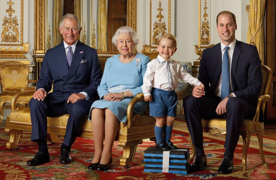 O príncipe britânico Charles, a rainha Elizabeth II, o príncipe George e o príncipe William posam durante uma sessão de fotos do Royal Mail para marcar o 90º aniversário da rainha Elizabeth II, na White Drawing Room no Palácio de Buckingham, em Londres, Grã-Bretanha, 2015.