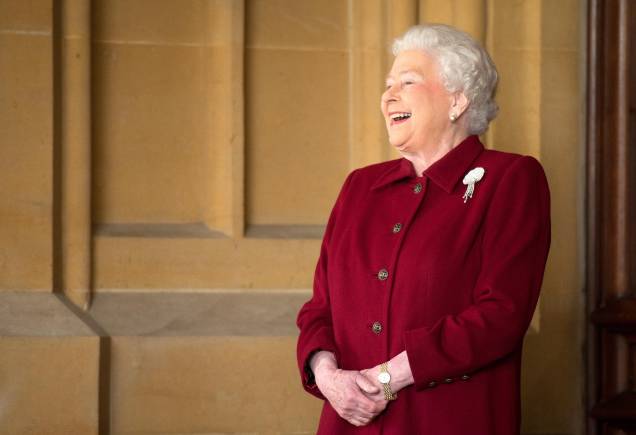 A rainha Elizabeth II da Grã-Bretanha reage enquanto se despede do presidente irlandês Michael D. Higgins no final de sua visita oficial no Castelo de Windsor em 11/04/2014 em Windsor, Reino Unido. A rainha Elizabeth II da Grã-Bretanha reage enquanto se despede do presidente irlandês Michael D. Higgins no final de sua visita oficial no Castelo de Windsor em 11/04/2014 em Windsor, Reino Unido.