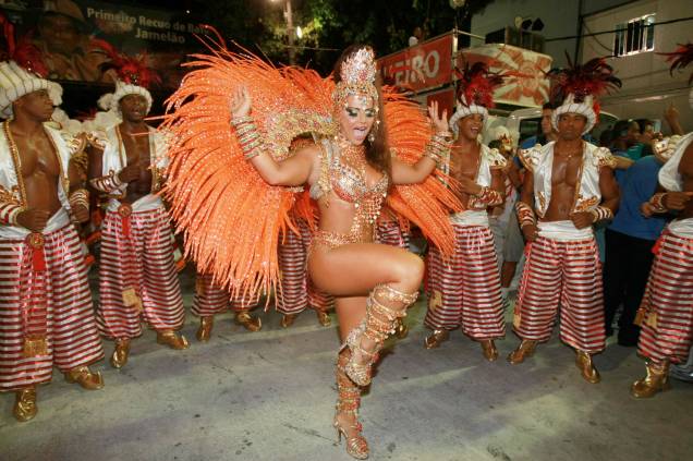 Viviane Araujo, rainha de bateria, no desfile da escola de samba do grupo especial Salgueiro, no Sambódromo da Marquês de Sapucai, Rio de Janeiro. 15/02/2010. Viviane Araujo, rainha de bateria, no desfile da escola de samba do grupo especial Salgueiro, no Sambódromo da Marquês de Sapucai, Rio de Janeiro. 15/02/2010.