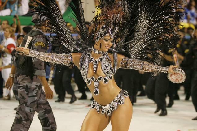 Viviane Araujo, rainha de bateria, no desfile da escola de samba do grupo especial Salgueiro, no Sambódromo da Marquês de Sapucai, Rio de Janeiro. 07/03/2011. Viviane Araujo, rainha de bateria, no desfile da escola de samba do grupo especial Salgueiro, no Sambódromo da Marquês de Sapucai, Rio de Janeiro. 07/03/2011.