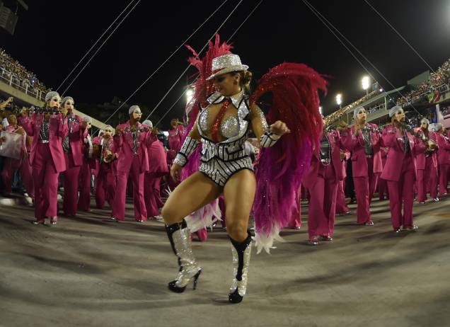 Viviane Araujo, rainha de bateria, no desfile da escola de samba do grupo especial Salgueiro, no Sambódromo da Marquês de Sapucai, Rio de Janeiro. 08/02/2016. Viviane Araujo, rainha de bateria, no desfile da escola de samba do grupo especial Salgueiro, no Sambódromo da Marquês de Sapucai, Rio de Janeiro. 08/02/2016.