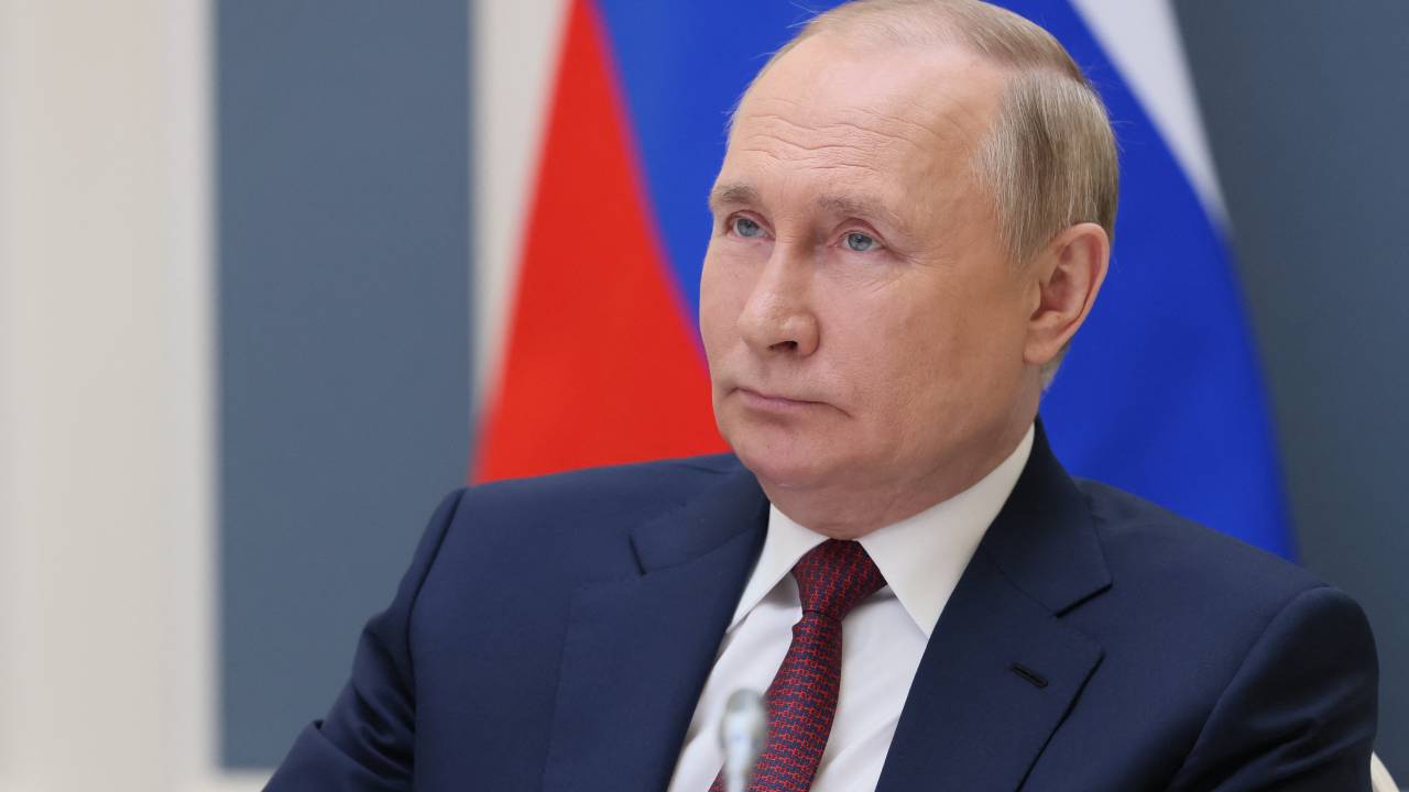 (FILES) In this file photo taken on May 26, 2022 Russian President Vladimir Putin takes part in an economic forum of former Soviet countries held in Bishkek, via a video link in Moscow. - Brazilian football legend Pele called on June 1, 2022 for Russian President Vladimir Putin to end his army's invasion of Ukraine, as the war-torn country's national team was set to vie for a World Cup spot. "Today Ukraine tries to forget, at least for 90 minutes, the tragedy that still engulfs their country," Pele wrote in an open letter to Putin, posted on Instagram just before the Ukrainian men's football team faced Scotland in a World Cup playoff semi-final. (Photo by Mikhail METZEL / SPUTNIK / AFP)