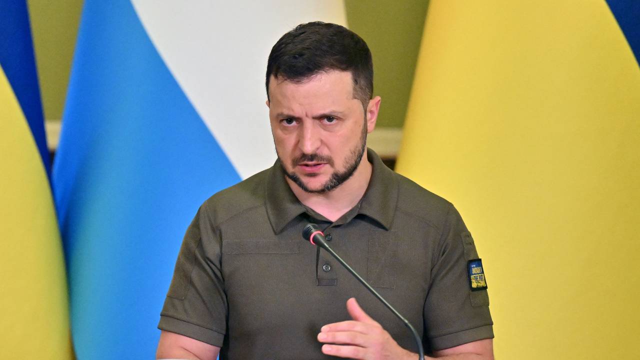 O presidente ucraniano Volodymyr Zelensky fala durante uma coletiva de imprensa conjunta com o primeiro-ministro de Luxemburgo após conversas em Kyiv em 21 de junho de 2022.