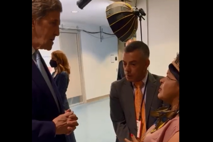 O enviado especial para o clima do gabinete de Biden, John Kerry, foi abordado pela ativista indígena Sonia Guajajara, em Nova York