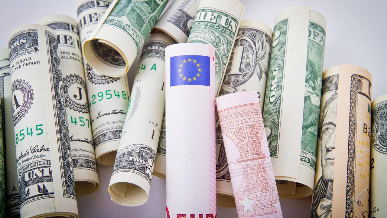 A queda do valor do euro, cotado ao nível mais baixo em 20 anos em relação ao dólar
