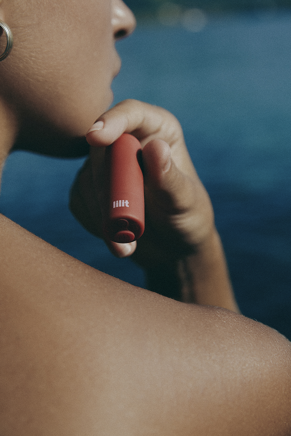 ABRE-VIBRADOR-BULLET-LILIT-89.jpg2 ESTIMULADOR CLITORIANO - O Bullet, da Lilit, é silencioso e se parece com um batom. Pode ser usado no chuveiro e tem cinco vibrações, permitindo a escolha de ritmo, intensidade e velocidade. -