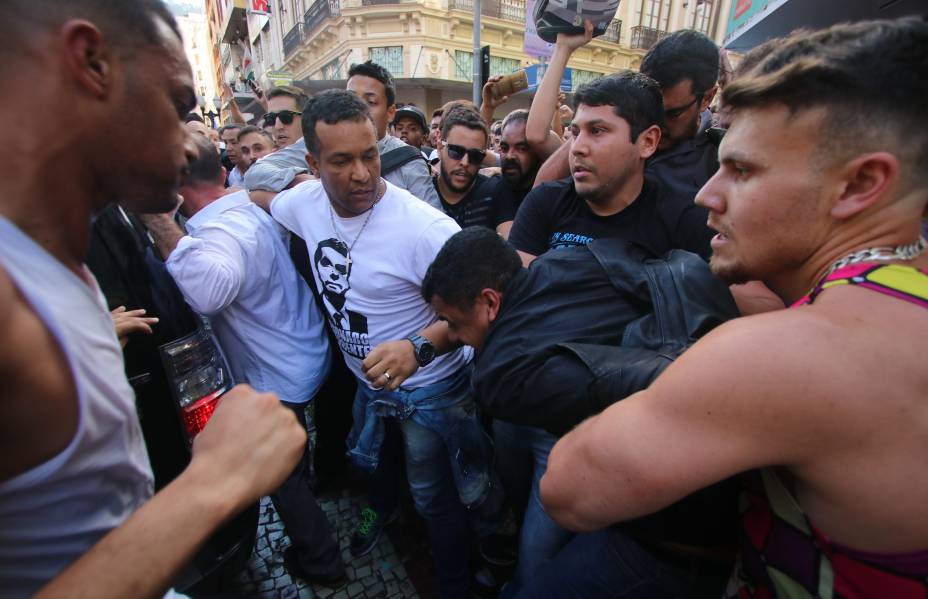 Adélio Bispo de Oliveira(de jaqueta preta), instantes depois de ferir com uma faca, Jair Bolsonaro, durante campanha eleitoral na cidade de Juiz de Fora-MG, em 06/09/2018.