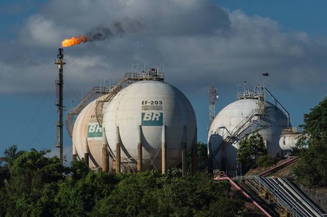 Tanques de gás da Petrobras ao longo do rio Negro em Manaus, estado do Amazonas, região com grande potencial de reservas naturais, em 23/11/2018. Tanques de gás da Petrobras ao longo do rio Negro em Manaus, estado do Amazonas, região com grande potencial de reservas naturais, em 23/11/2018.