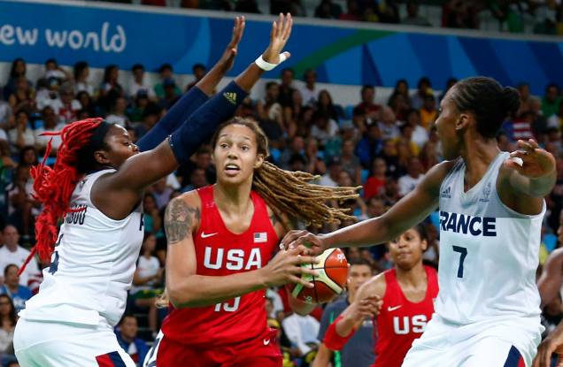 A jogadora dos Estados Unidos Brittney Griner vai à cesta contra a jogadora da França Isabelle Yacoubou na semifinal de basquete no Parque Olímpico do Rio de Janeiro Janeiro, Brasil, 18/08/2016. A jogadora dos Estados Unidos Brittney Griner vai à cesta contra a jogadora da França Isabelle Yacoubou na semifinal de basquete no Parque Olímpico do Rio de Janeiro Janeiro, Brasil, 18/08/2016.