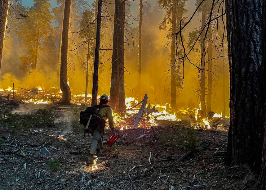 Bombeiro combate fogo próximo da entrada sul do Parque Nacional de Yosemite, Califórnia, em 11/07/2022.