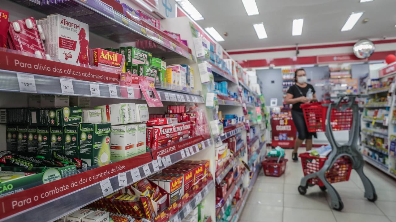 AME9073. RÍO DE JANEIRO (BRASIL), 26/06/2022.- Fotografía de un estante de medicamentos en una farmacia, el 24 de junio de 2022, en Río de Janeiro (Brasil). La falta de algunos grupos de medicamentos ha puesto en alerta a los farmacéuticos de Brasil, que piden al Gobierno intermediar para romper el bloqueo logístico agravado por los confinamientos en China y la guerra en Ucrania. El problema es "preocupante" y afecta al país "entero", aunque en grados distintos dependiendo de la región, afirma a Efe el secretario general del Consejo Federal de Farmacia (CFF) de Brasil, Gustavo Pires.EFE/ André Coelho