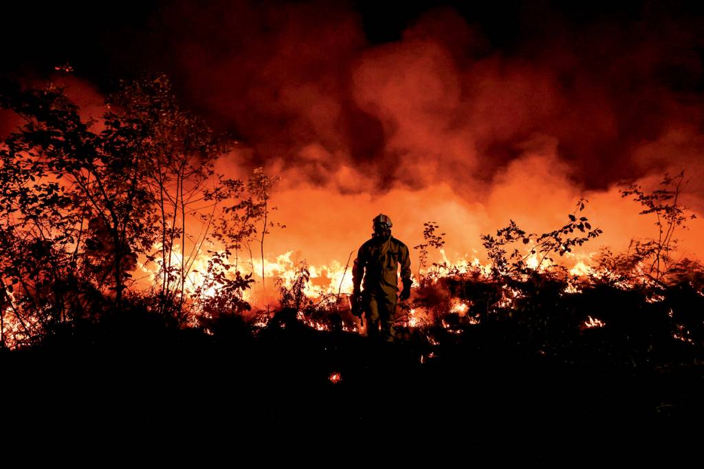 FRANCE-EUROPE-WEATHER-CLIMATE-HEAT A FÚRIA DO FOGO - Incêndio na França: o ar quente do Saara se espalha -