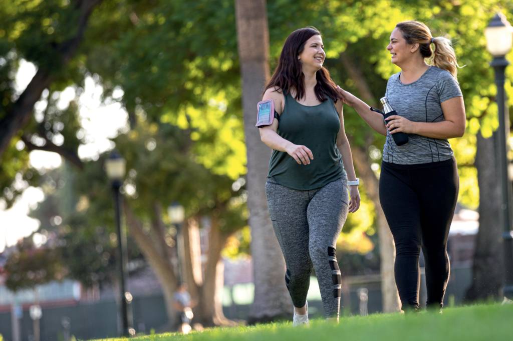 Young women jogging and getting healthy at the park METABOLISMO - Impacto no peso: déficits levam ao acúmulo de gordura -
