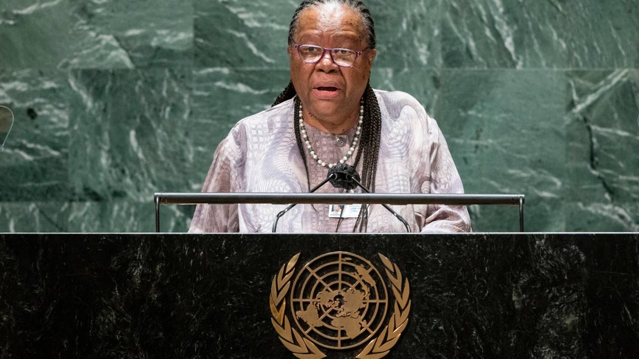 NOVA YORK, NOVA YORK - 22 DE SETEMBRO: O Ministro das Relações Internacionais e Cooperação da África do Sul, Naledi Pandor, discursa na 76ª Sessão da Assembleia Geral da ONU em 22 de setembro de 2021 na cidade de Nova York. Mais de 100 chefes de estado ou de governo estão presentes na sessão pessoalmente, embora o tamanho das delegações seja menor devido à pandemia de Covid-19
