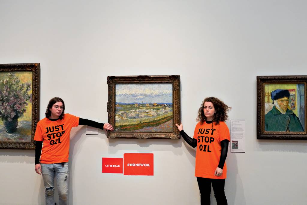 Just Stop Oil Activists Super Glue Themselves To Van Gogh Painting AÇÃO - Ativistas do Just Stop Oil: nem Van Gogh escapou -