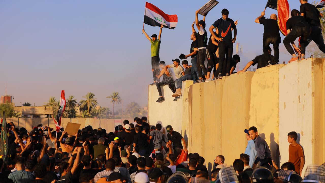 27 July 2022, Iraq, Baghdad: Supporters of Iraq's influential Shiite cleric Moqtada al-Sadr try to breach the Baghdad's fortified Green Zone, which houses parliament and many embassies, during a demonstration to demand political reforms amid a months-long deadlock in the country. Photo: Ameer Al-Mohammedawi/dpa (Photo by Ameer Al-Mohammedawi/picture alliance via Getty Images)