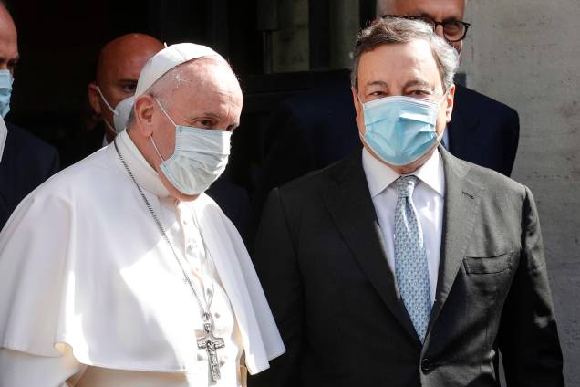 O Papa Francisco e o primeiro-ministro da Itália, Mario Draghi após uma conferência sobre a crise demográfica na Itália, realizada em Roma, 14/05/2021. O Papa Francisco e o primeiro-ministro da Itália, Mario Draghi após uma conferência sobre a crise demográfica na Itália, realizada em Roma, 14/05/2021.