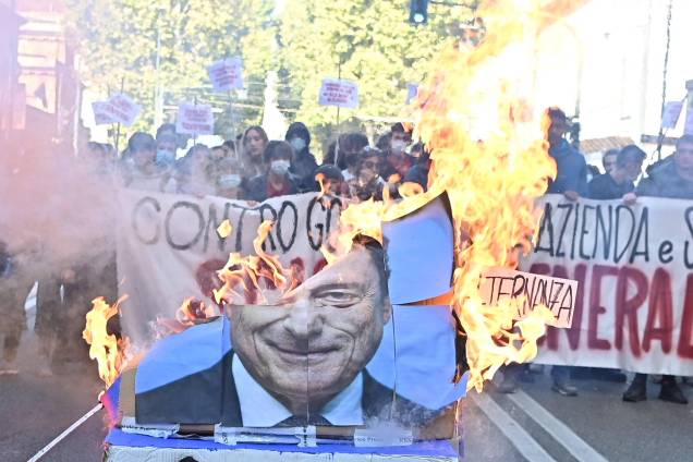 Turin-11/10/2021.- Estudantes protestam contra o governo Mario Draghi, durante greve geral na Itália. Turin-11/10/2021.- Estudantes protestam contra o governo Mario Draghi, durante greve geral na Itália.