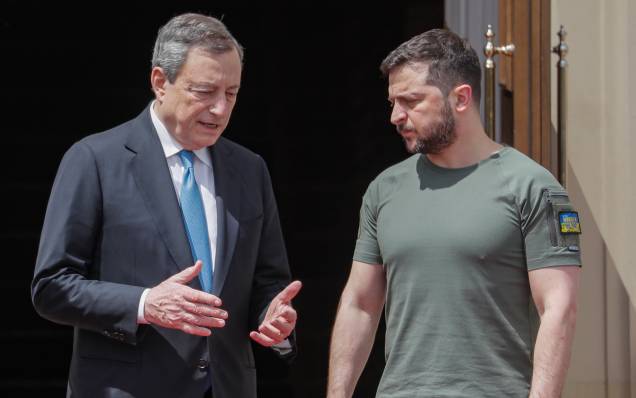O presidente ucraniano Volodymyr Zelensky conversa com o primeiro-ministro italiano Mario Draghi, durante encontro em Kiev, Ucrânia, 16/06/2022. O presidente ucraniano Volodymyr Zelensky conversa com o primeiro-ministro italiano Mario Draghi, durante encontro em Kiev, Ucrânia, 16/06/2022.