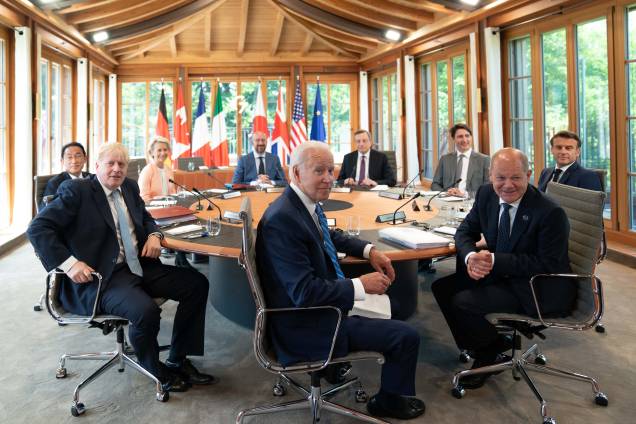 O primeiro-ministro japonês Fumio Kishida, o primeiro-ministro britânico Boris Johnson, a presidente da Comissão Europeia Ursula von der Leyen, o presidente do Conselho Europeu Charles Michel, o presidente dos EUA Joe Biden, o primeiro-ministro italiano Mario Draghi, o primeiro-ministro canadense Justin Trudeau, o chanceler alemão Olaf Scholz e o presidente francês Emmanuel Macron posam na mesa redonda antes da primeira sessão de trabalho durante a Cúpula do G7 no Castelo de Elmau em Kruen, Alemanha, 26/06/2022. O primeiro-ministro japonês Fumio Kishida, o primeiro-ministro britânico Boris Johnson, a presidente da Comissão Europeia Ursula von der Leyen, o presidente do Conselho Europeu Charles Michel, o presidente dos EUA Joe Biden, o primeiro-ministro italiano Mario Draghi, o primeiro-ministro canadense Justin Trudeau, o chanceler alemão Olaf Scholz e o presidente francês Emmanuel Macron posam na mesa redonda antes da primeira sessão de trabalho durante a Cúpula do G7 no Castelo de Elmau em Kruen, Alemanha, 26/06/2022.