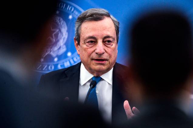 O primeiro-ministro italiano Mario Draghi durante de uma coletiva de imprensa no Palácio Chigi, em Roma, 12/07/2022. O primeiro-ministro italiano Mario Draghi durante de uma coletiva de imprensa no Palácio Chigi, em Roma, 12/07/2022.
