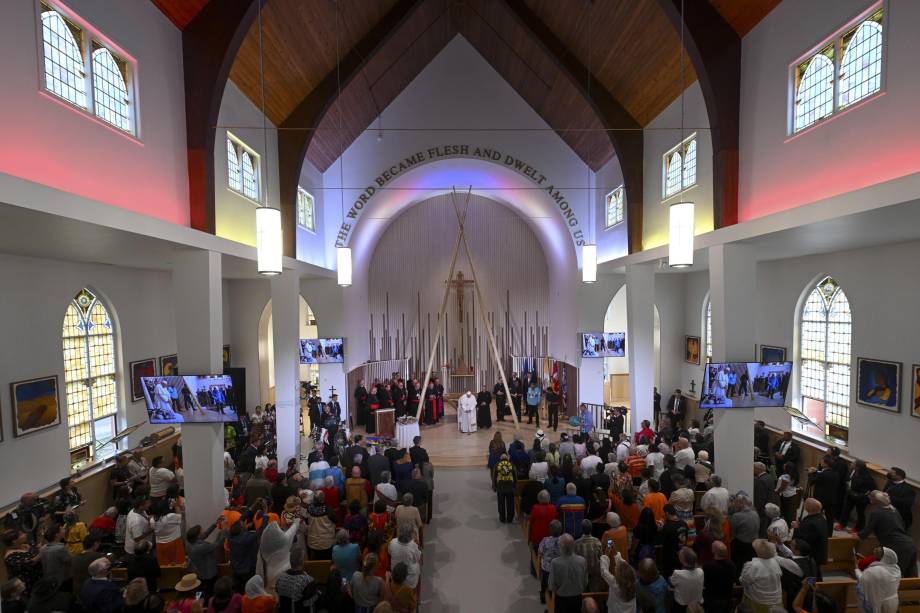 Papa Francisco participa do encontro com os povos indígenas e com os paroquianos da Igreja do Sagrado Coração de Jesus, de Edmonton durante sua viagem pastoral ao Canadá, 25/07/2022.