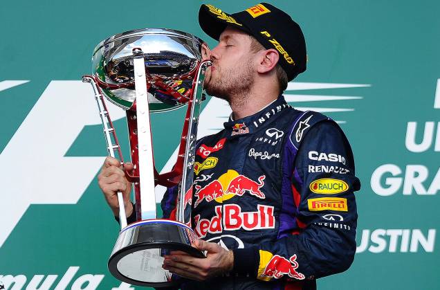 O piloto alemão da Red Bull Racing Sebastian Vettel beija o troféu ao vencer o Grande Prêmio de Fórmula 1 dos Estados Unidos no Circuito das Américas em 17/11/2013 em Austin, Texas. O piloto alemão da Red Bull Racing Sebastian Vettel beija o troféu ao vencer o Grande Prêmio de Fórmula 1 dos Estados Unidos no Circuito das Américas em 17/11/2013 em Austin, Texas.