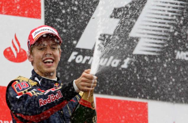O piloto de Fórmula 1 da Toro Rosso, Sebastian Vettel, da Alemanha, comemora no pódio ao vencer o Grande Prêmio da Itália de F1 no autódromo de Monza, em 14/09/2008. O piloto de Fórmula 1 da Toro Rosso, Sebastian Vettel, da Alemanha, comemora no pódio ao vencer o Grande Prêmio da Itália de F1 no autódromo de Monza, em 14/09/2008.