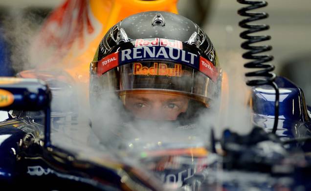 O piloto da Red Bull Renault, Sebastian Vettel, da Alemanha, em seu carro de Fórmula 1 durante a primeira sessão de treinos do Grande Prêmio de Cingapura da Fórmula 1, em 21/09/2012. O piloto da Red Bull Renault, Sebastian Vettel, da Alemanha, em seu carro de Fórmula 1 durante a primeira sessão de treinos do Grande Prêmio de Cingapura da Fórmula 1, em 21/09/2012.