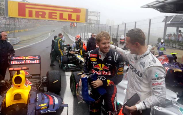 O piloto da Mercedes Grand Prix Michael Schumacher da Alemanha, à direita, cumprimenta o piloto da Red Bull Sebastian Vettel da Alemanha após o Grande Prêmio do Brasil de Fórmula 1 no autódromo de Interlagos em São Paulo, Brasil, 25/11/2012. O piloto da Mercedes Grand Prix Michael Schumacher da Alemanha, à direita, cumprimenta o piloto da Red Bull Sebastian Vettel da Alemanha após o Grande Prêmio do Brasil de Fórmula 1 no autódromo de Interlagos em São Paulo, Brasil, 25/11/2012.