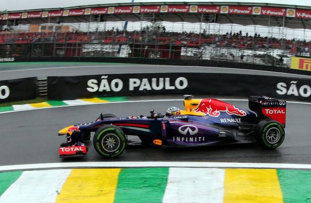 O piloto de Fórmula 1 da Red Bull, Sebastian Vettel, da Alemanha, durante a segunda sessão de treinos livres antes do Grande Prêmio do Brasil de F1, no circuito de Interlagos, em São Paulo, em 22/11/2013. O piloto de Fórmula 1 da Red Bull, Sebastian Vettel, da Alemanha, durante a segunda sessão de treinos livres antes do Grande Prêmio do Brasil de F1, no circuito de Interlagos, em São Paulo, em 22/11/2013.