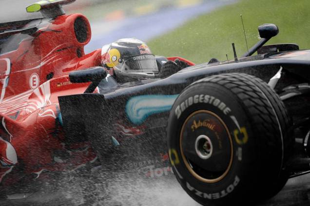 O piloto de Fórmula 1 da Toro Rosso, Sebastian Vettel, da Alemanha, pilota seu carro durante a terceira sessão de treinos livres no circuito de Monza, em Monza, nas proximidades de Milão, em 13/09/2008. O piloto de Fórmula 1 da Toro Rosso, Sebastian Vettel, da Alemanha, pilota seu carro durante a terceira sessão de treinos livres no circuito de Monza, em Monza, nas proximidades de Milão, em 13/09/2008.