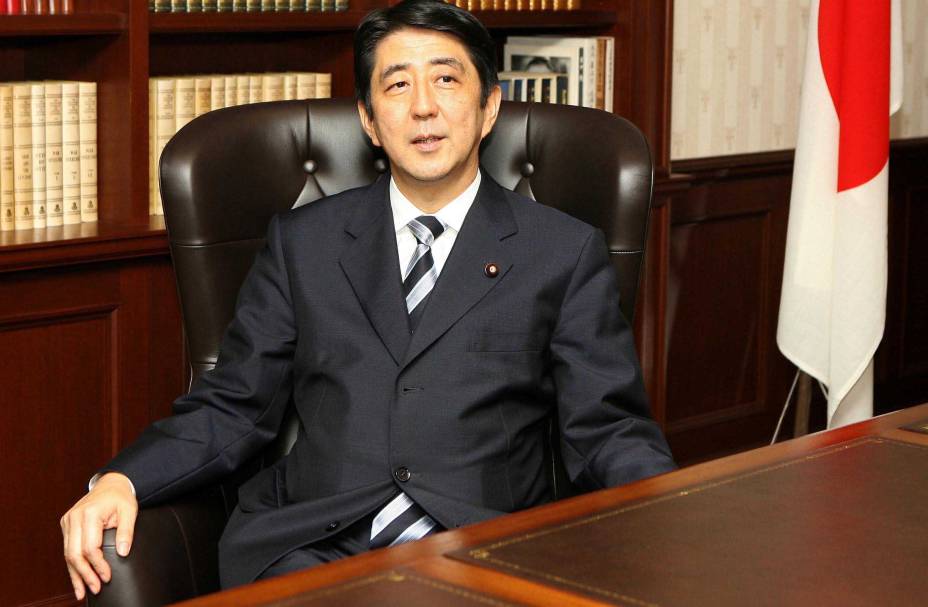 Recém-eleito presidente do Partido Liberal Democrata, Shinzo Abe,  em sua sede, em Tóquio, Japão, 20/09/2006. Recém-eleito presidente do Partido Liberal Democrata, Shinzo Abe,  em sua sede, em Tóquio, Japão, 20/09/2006.