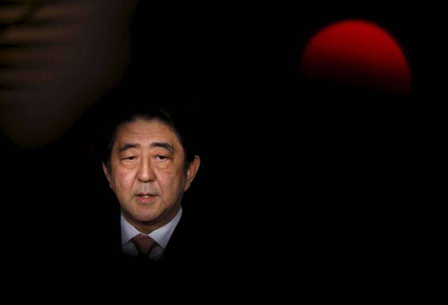 O ex primeiro-ministro do Japão, Shinzo Abe, fala à imprensa na residência oficial do governo, em Tóquio, após retornar de sua viagem ao Oriente Médio, 21/01/2015. O ex primeiro-ministro do Japão, Shinzo Abe, fala à imprensa na residência oficial do governo, em Tóquio, após retornar de sua viagem ao Oriente Médio, 21/01/2015.