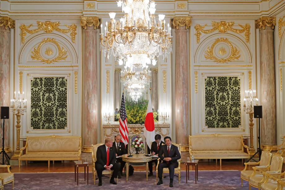 O ex presidente dos EUA, Donald Trump, se encontra com o ex primeiro-ministro japonês Shinzo Abe no Palácio de Akasaka, casa de hóspedes do estado japonês em Tóquio, 27/05/2019. O ex presidente dos EUA, Donald Trump, se encontra com o ex primeiro-ministro japonês Shinzo Abe no Palácio de Akasaka, casa de hóspedes do estado japonês em Tóquio, 27/05/2019.