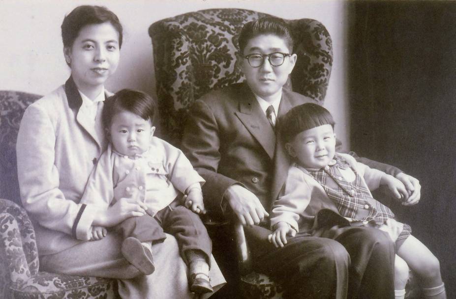 Família do ex primeiro-ministro japonês Shinzo Abe com dois anos, no colo de sua mãe, Yoko, e seu irmão mais velho Hironobu, de 4 anos, no colo de seu pai, Shintaro. Família do ex primeiro-ministro japonês Shinzo Abe com dois anos, no colo de sua mãe, Yoko, e seu irmão mais velho Hironobu, de 4 anos, no colo de seu pai, Shintaro.
